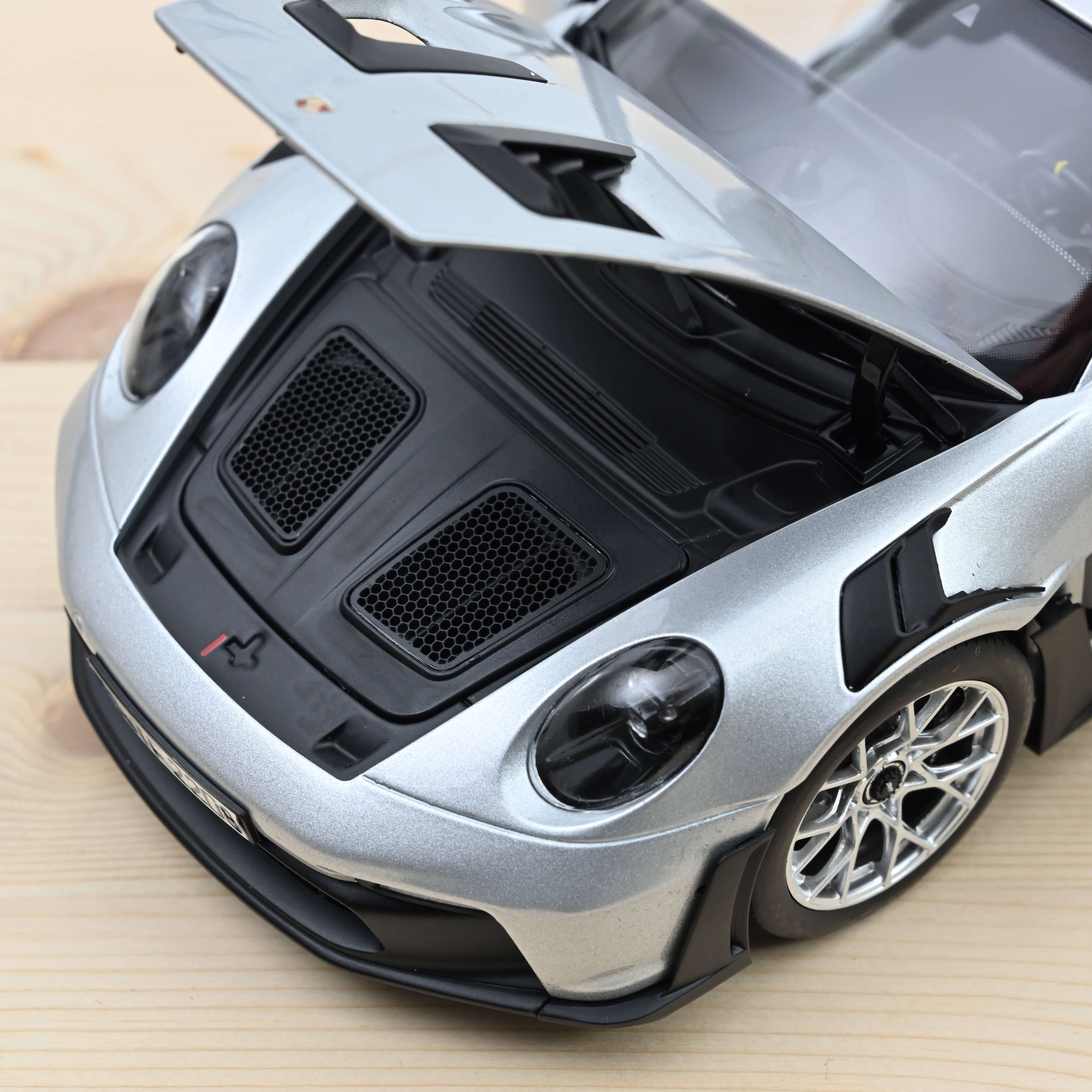 norev-porsche-911-gt3-rs-2022-grigio-argento-metallizzato-gt-silver-1-18-modelli image 3