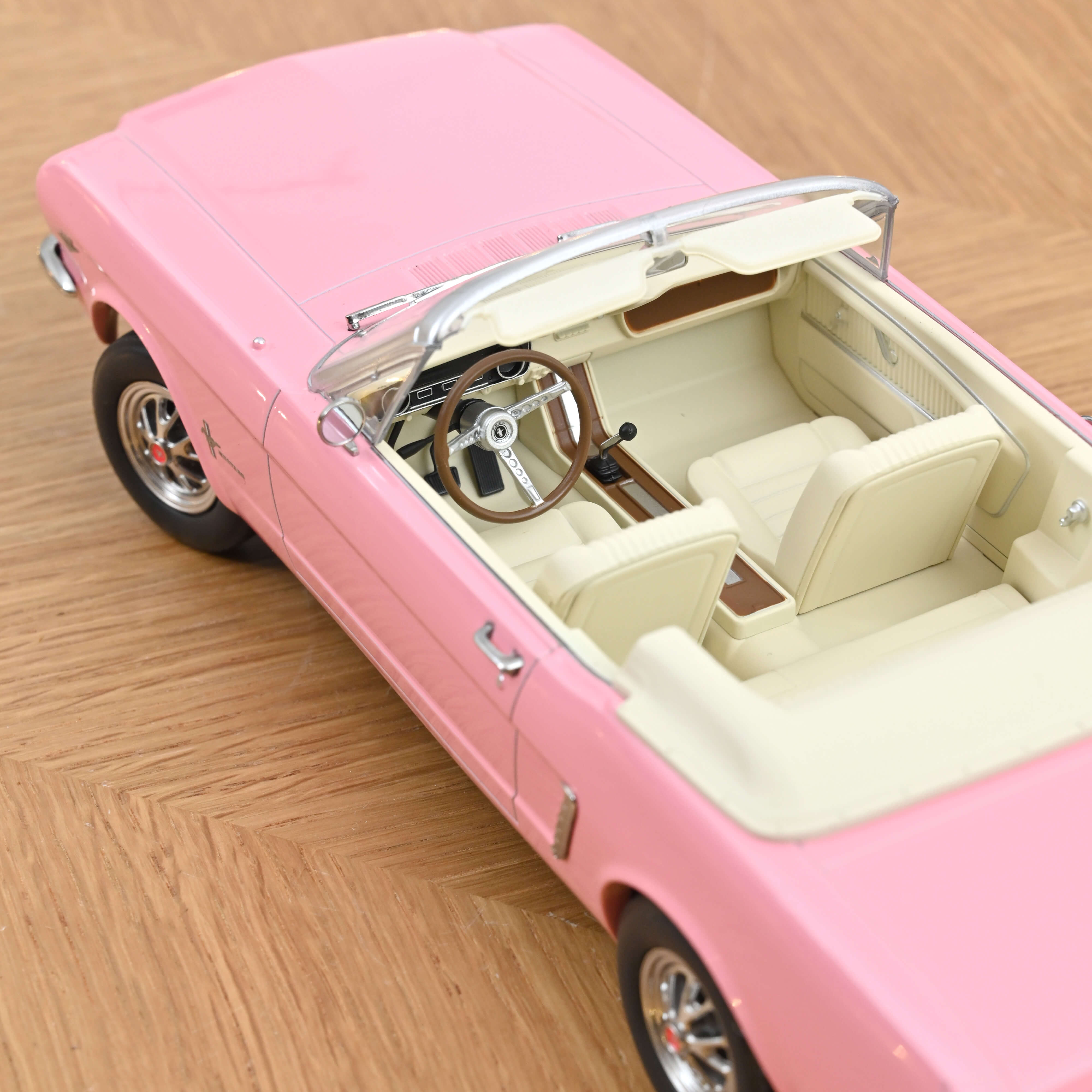 norev-ford-mustang-convertible-1965-modellino-auto-1-18-rosa-200-pcs image 4