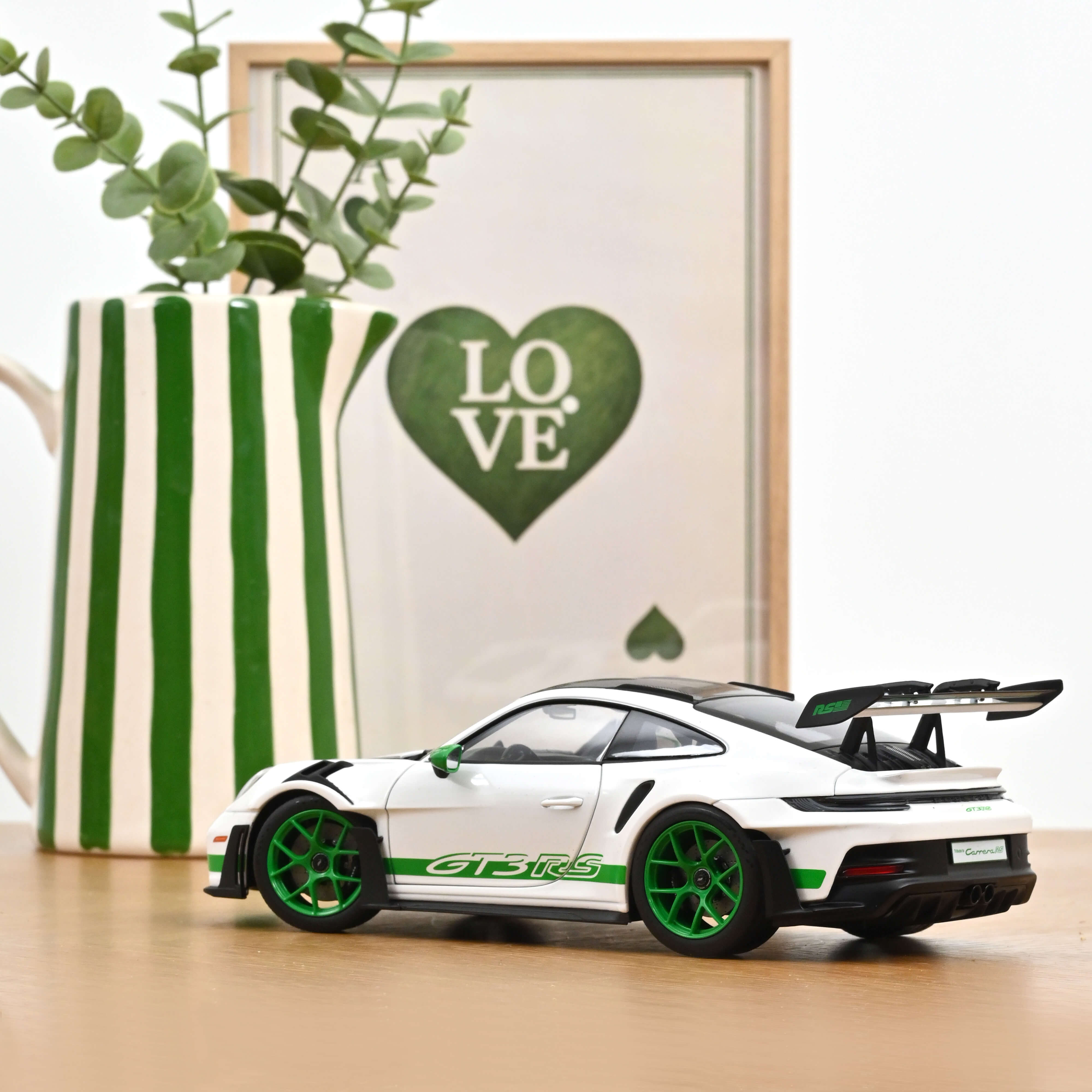 norev-porsche-911-gt3-rs-tribute-to-carrera-rs-2022-bianco-verde-python-1-18 image 3