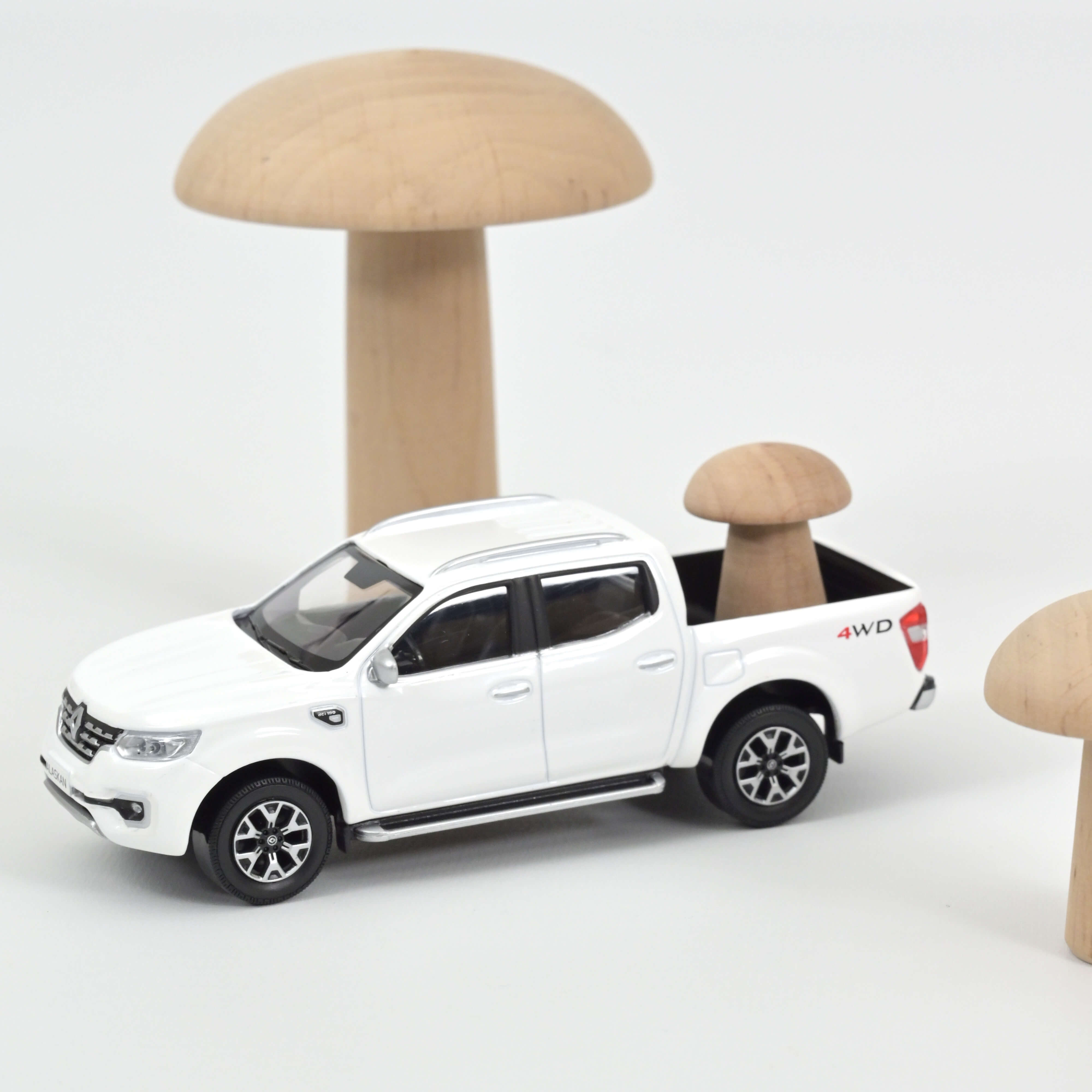 norev-renault-alaskan-2017-modellino-pick-up-1-43-bianco image 1