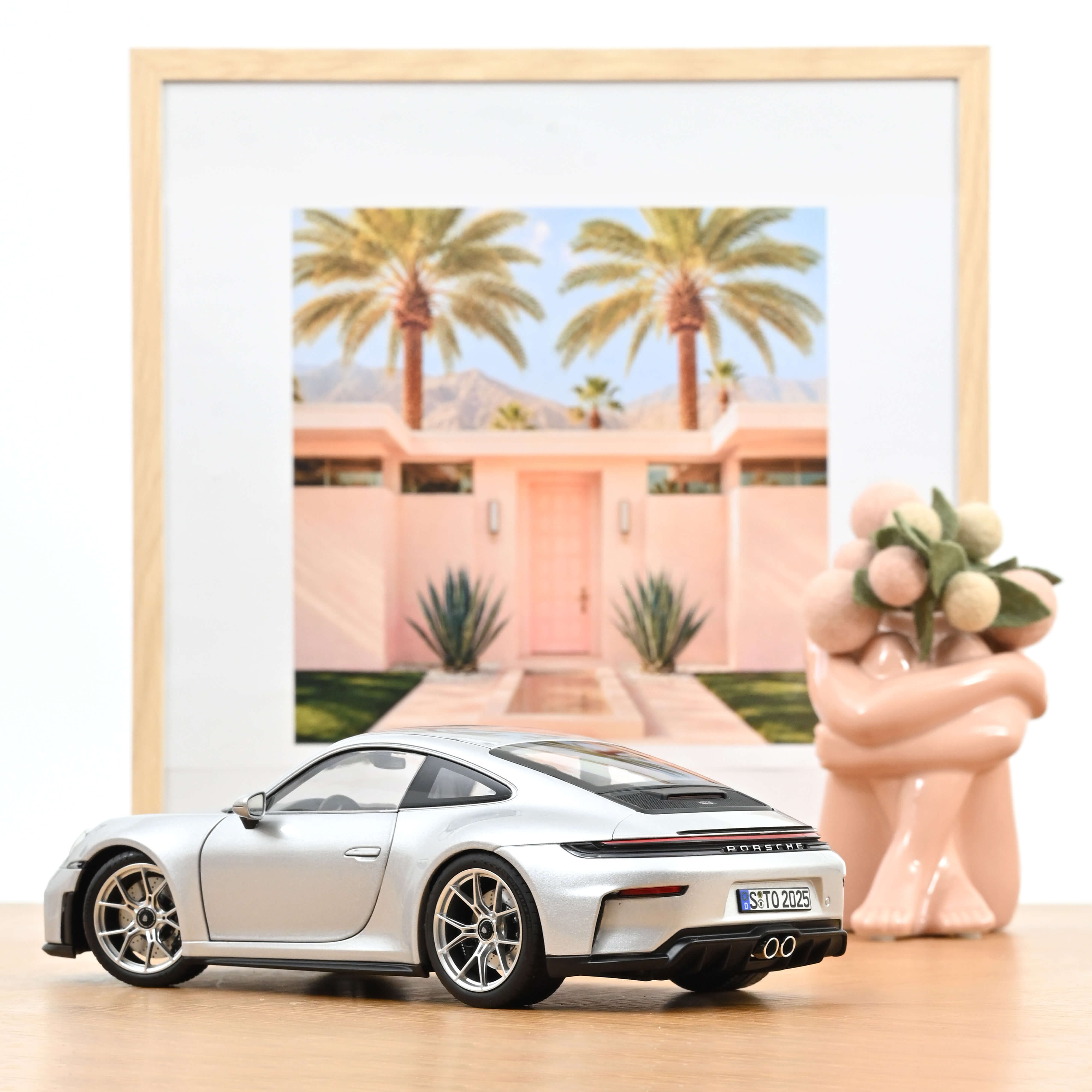 norev-porsche-911-gt3-pack-touring-2025-modellino-auto-1-18-argent-gt-metallizza image 3