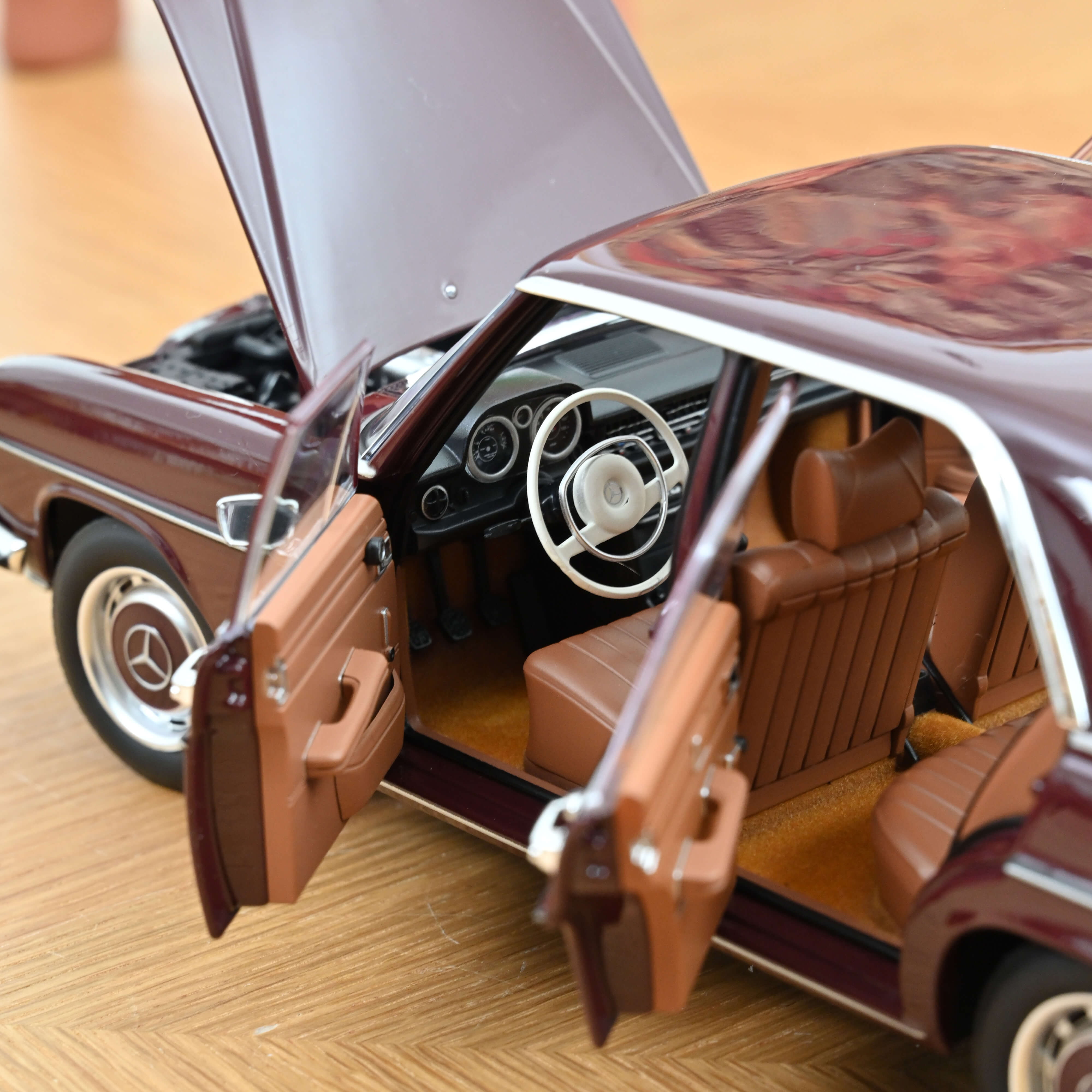 norev-mercedes-benz-200-8-1968-modellino-auto-die-cast-1-18-rosso-bruno-scuro image 4