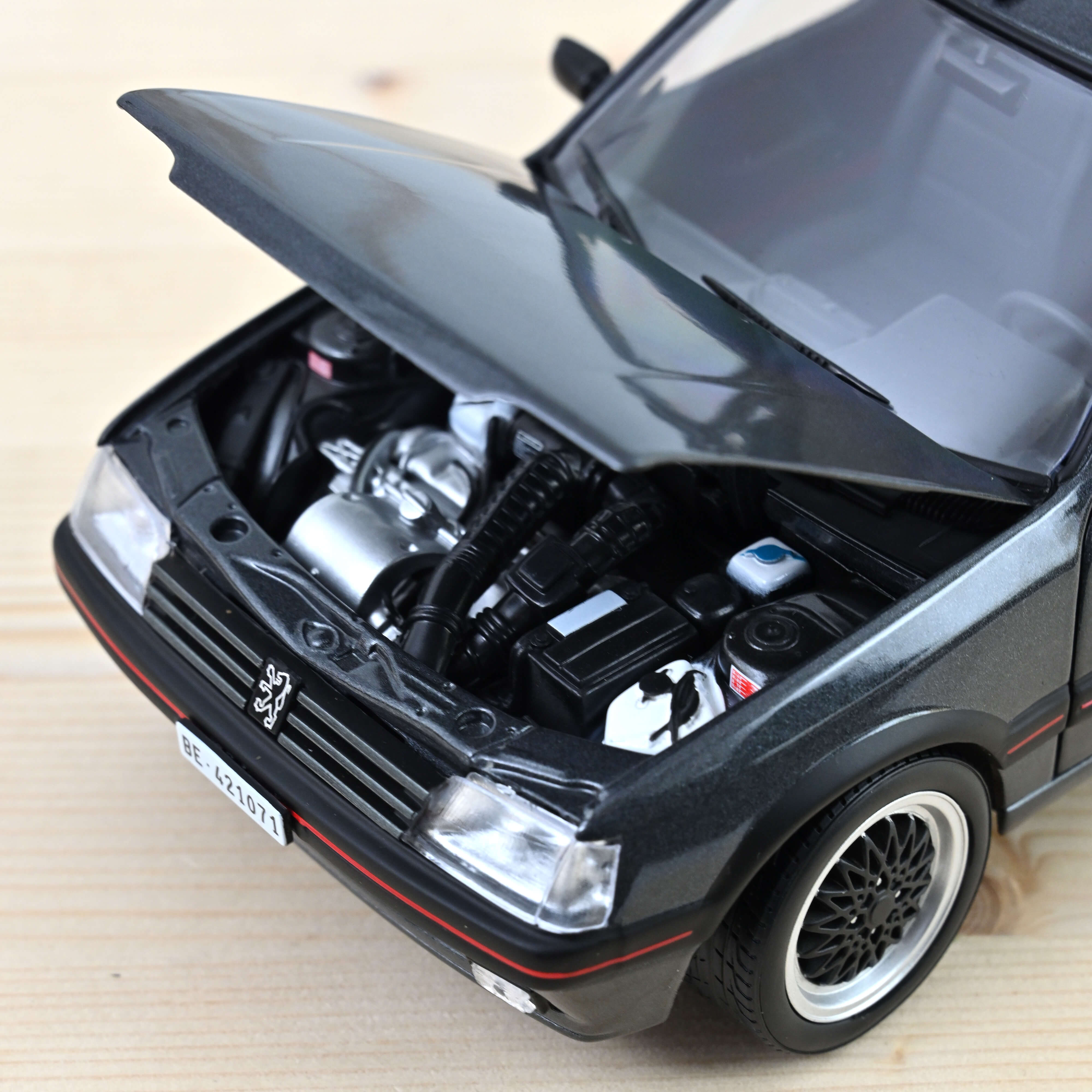 norev-peugeot-205-gti-collection-1992-grigio-graphite-1-18-300-pz image 3
