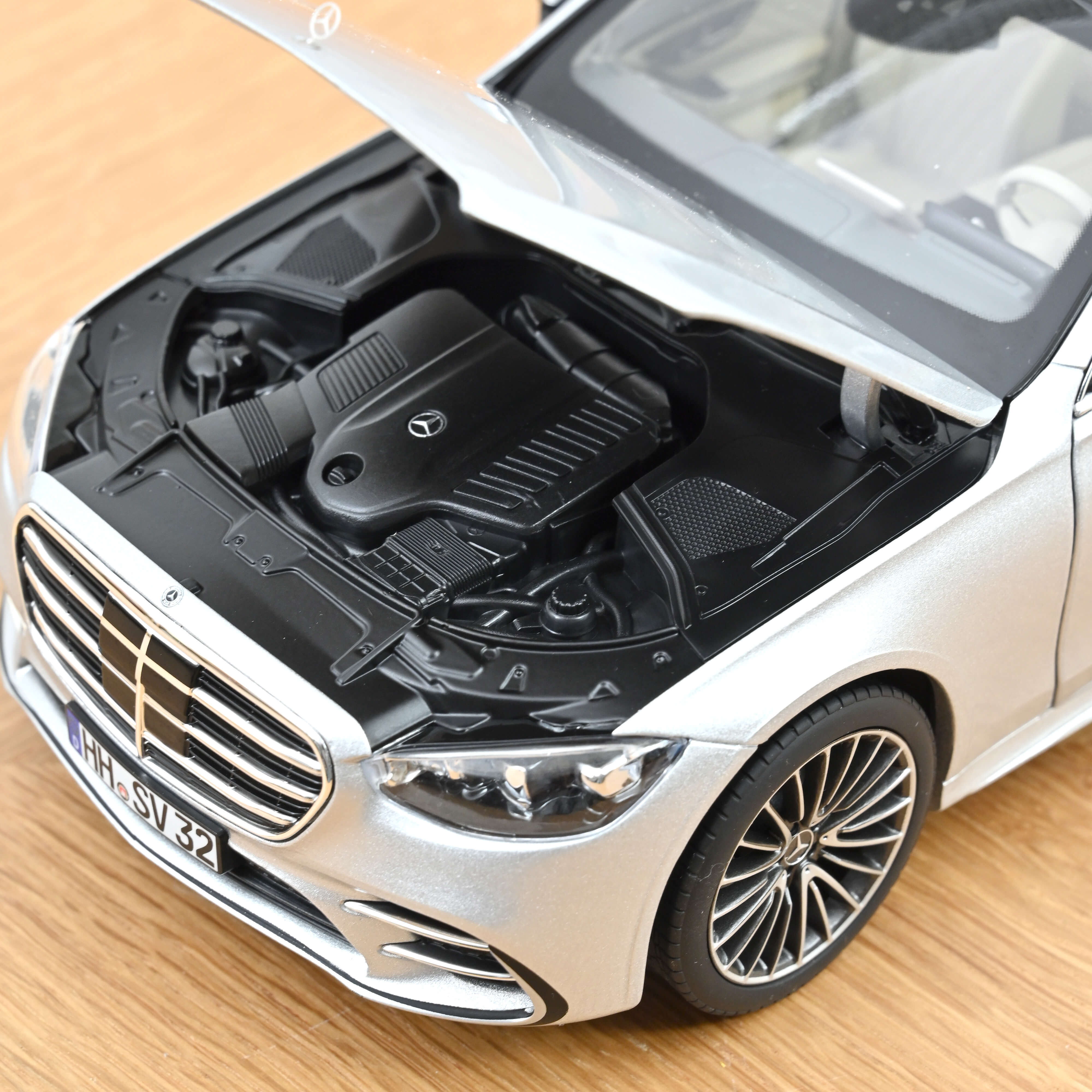 norev-mercedes-benz-classe-s-amg-line-2021-modellino-auto-1-18-argent-brillant image 4