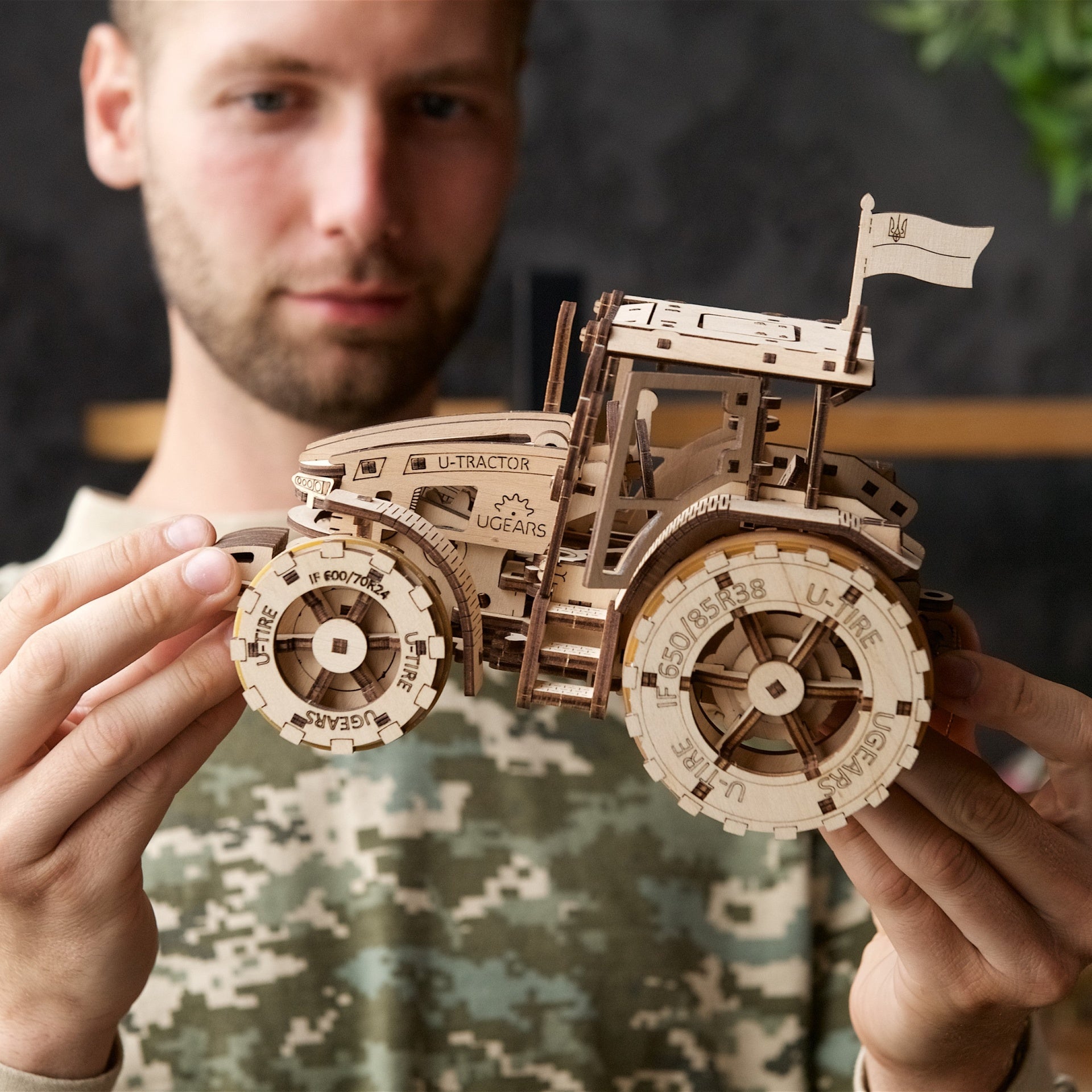 ugears-the-tractor-wins-puzzle-meccanico-3d-in-legno-da-costruire image 7