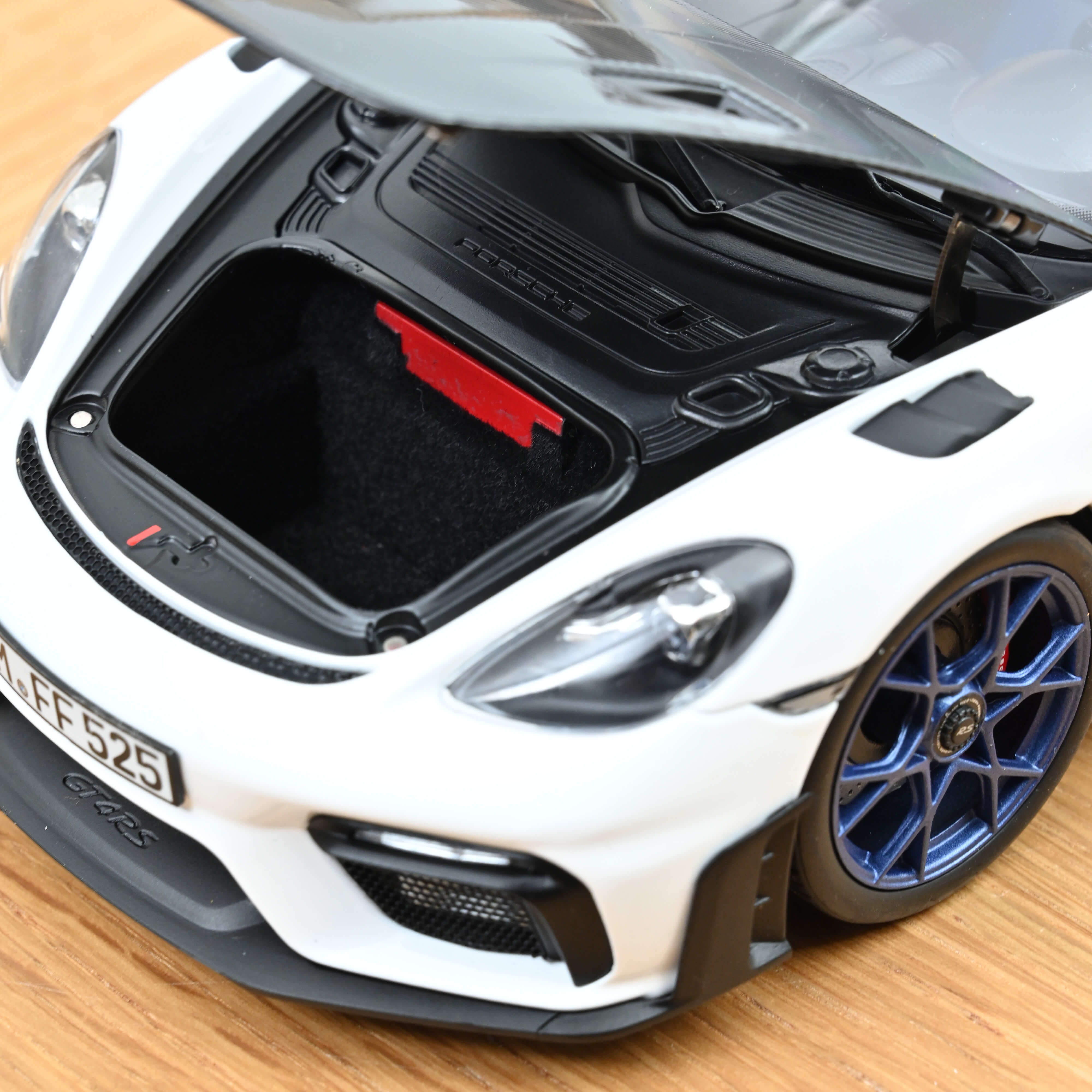 norev-porsche-cayman-gt4-rs-pack-weissach-2023-modellino-auto-1-18-bianco-edizio image 6
