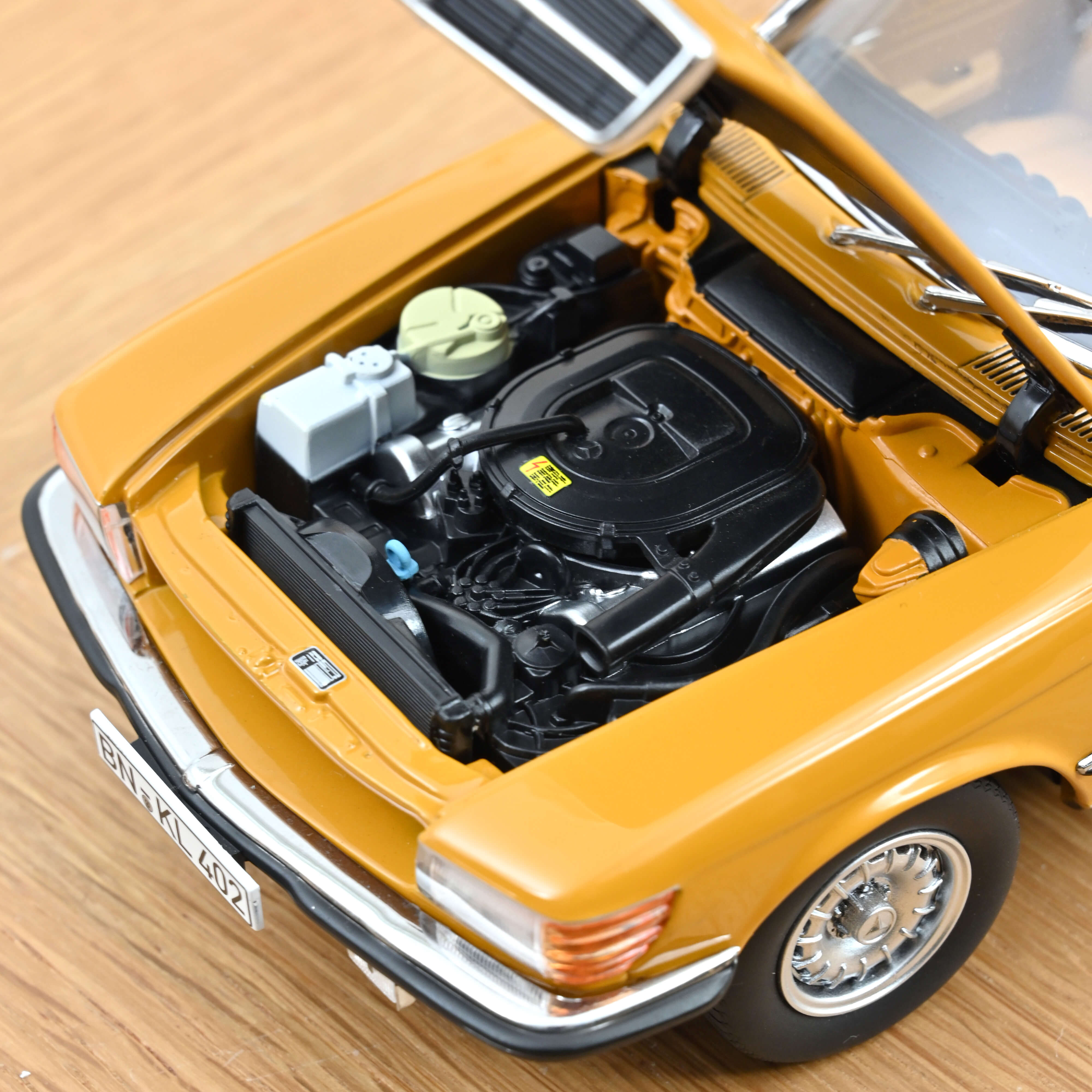 norev-mercedes-benz-450-sl-1975-arancione-cayenne-1-18-modellino-r107 image 6