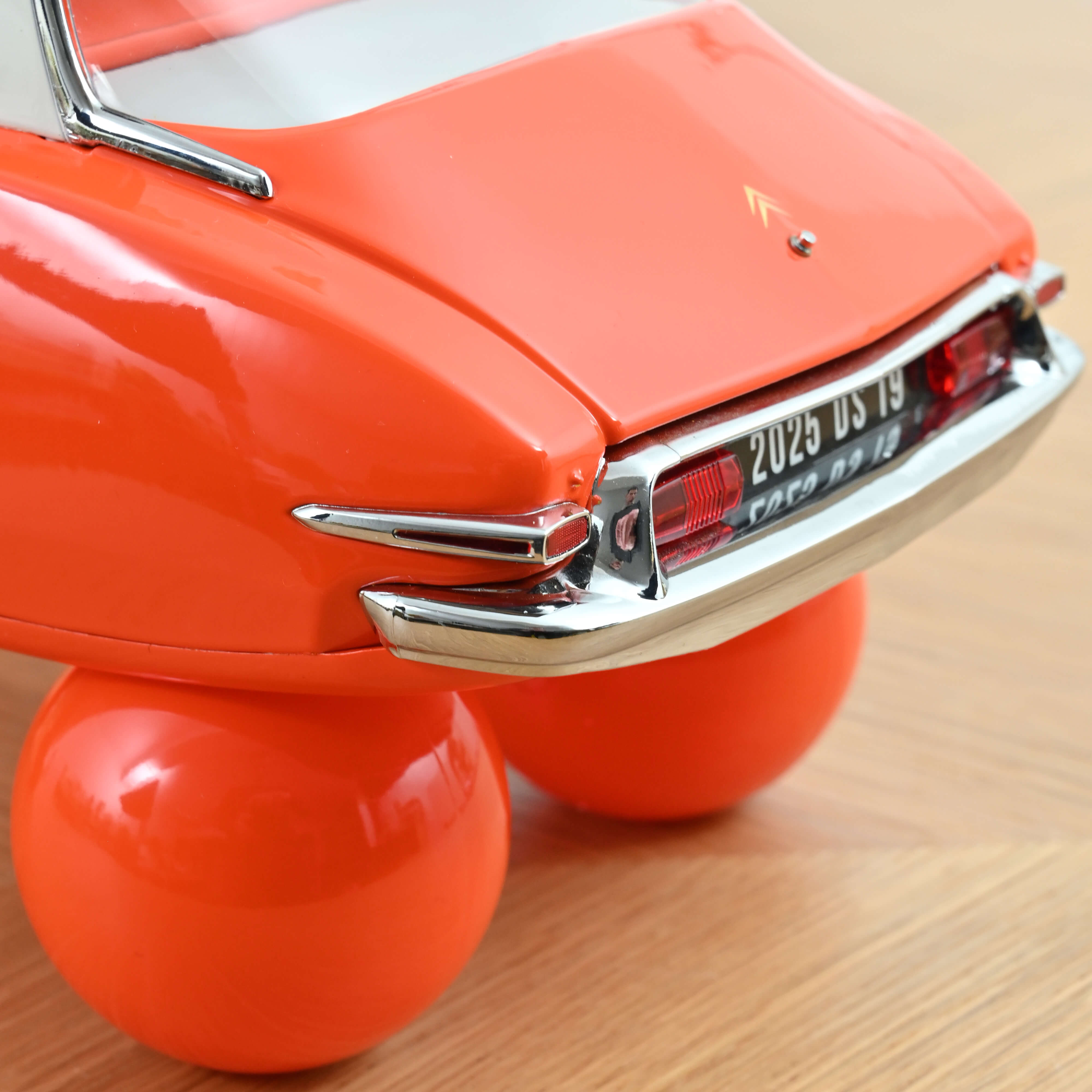 norev-citro-n-ds-19-sur-boules-1959-modellino-auto-1-12-arancione-nuancier image 5