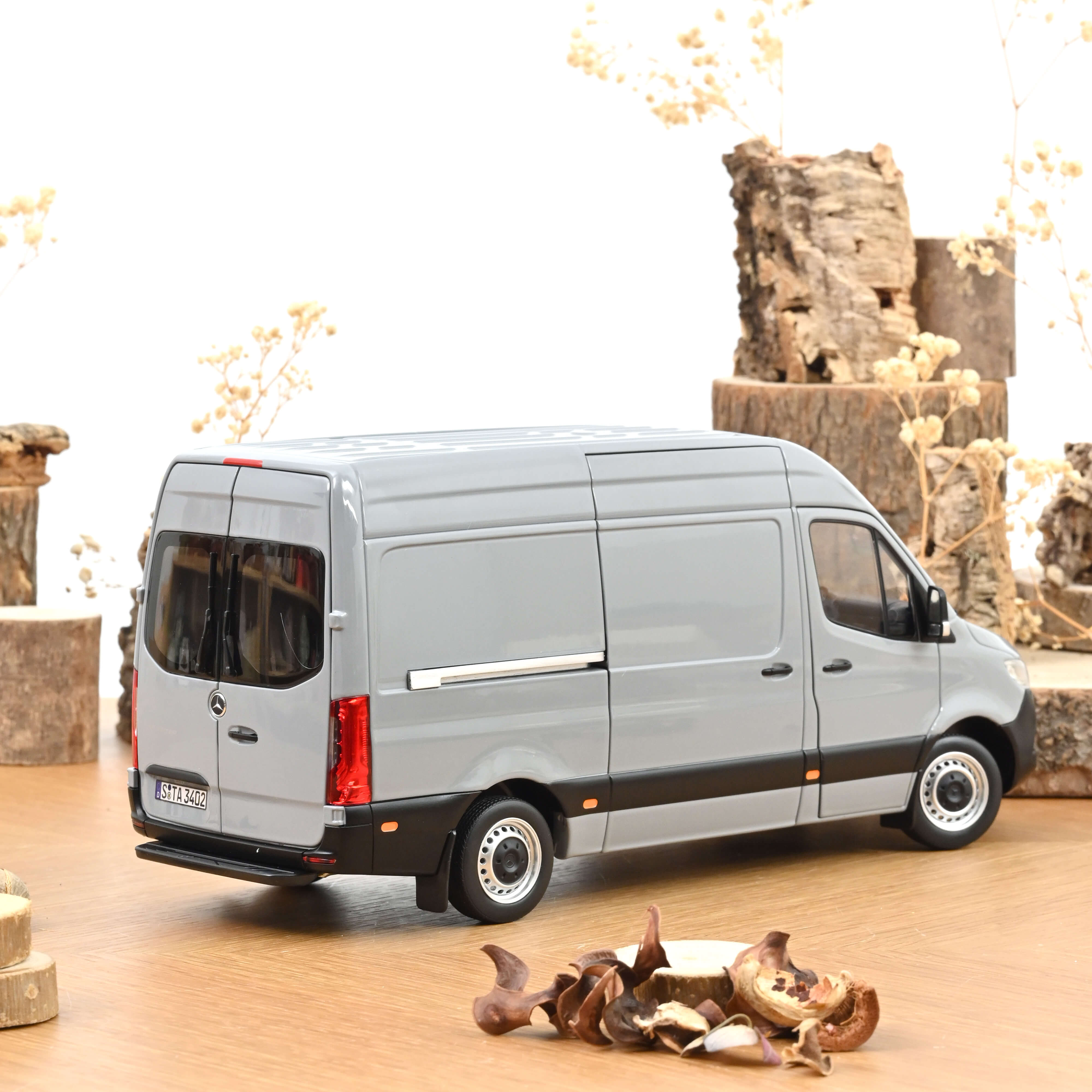 norev-mercedes-benz-sprinter-2018-modellino-furgone-1-18-grigio image 4