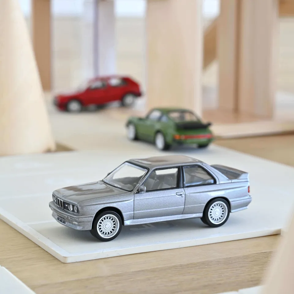 norev-bmw-m3-e30-1986-modellino-1-43-argento-jet-car image 1