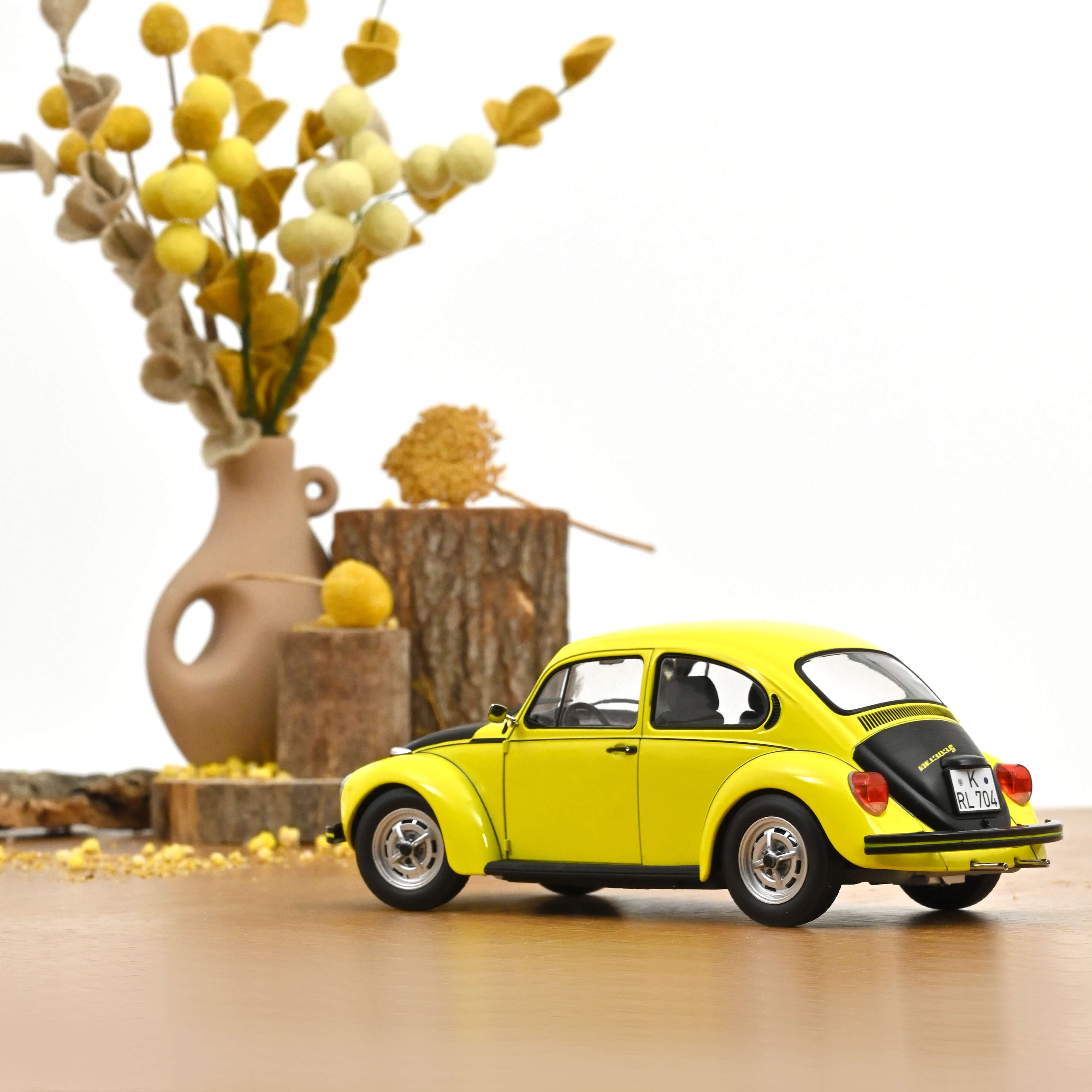 norev-vw-1303-maggiolino-super-beetle-1973-gialla-e-nera-modellino-1-18 image 2