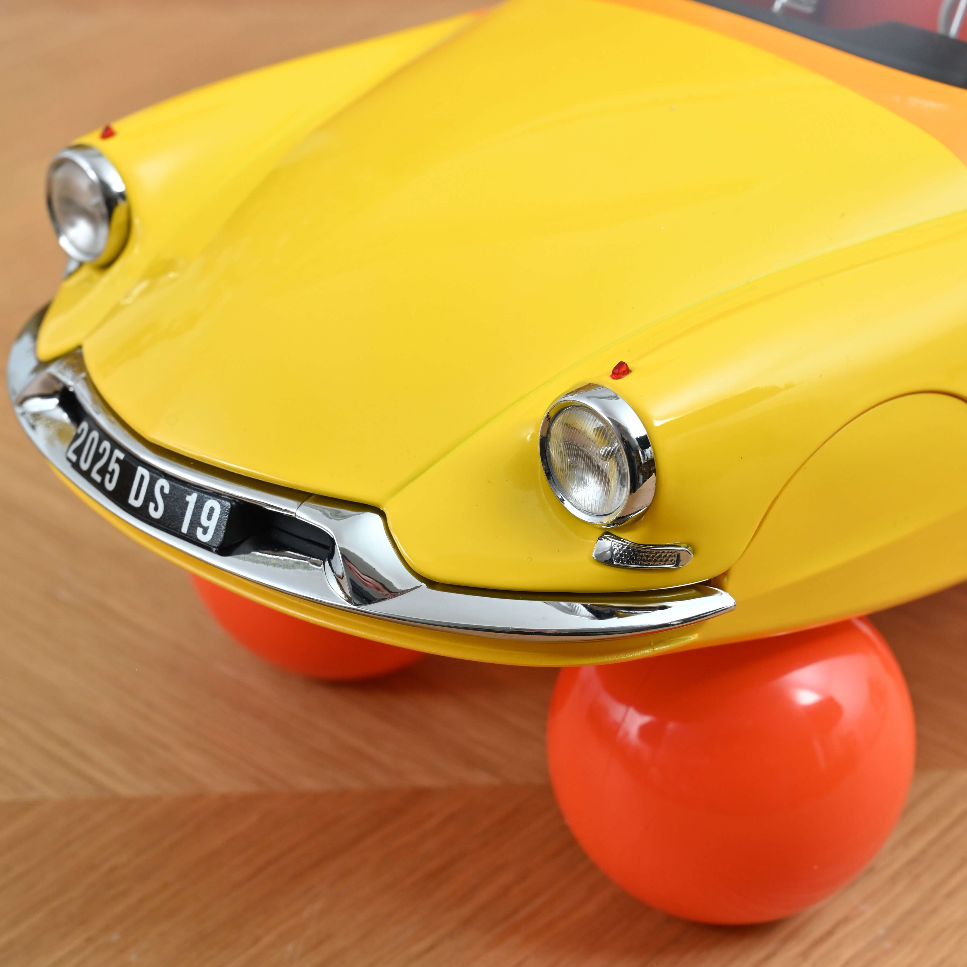 norev-citro-n-ds-19-sur-boules-1959-modellino-auto-1-12-arancione-nuancier image 4