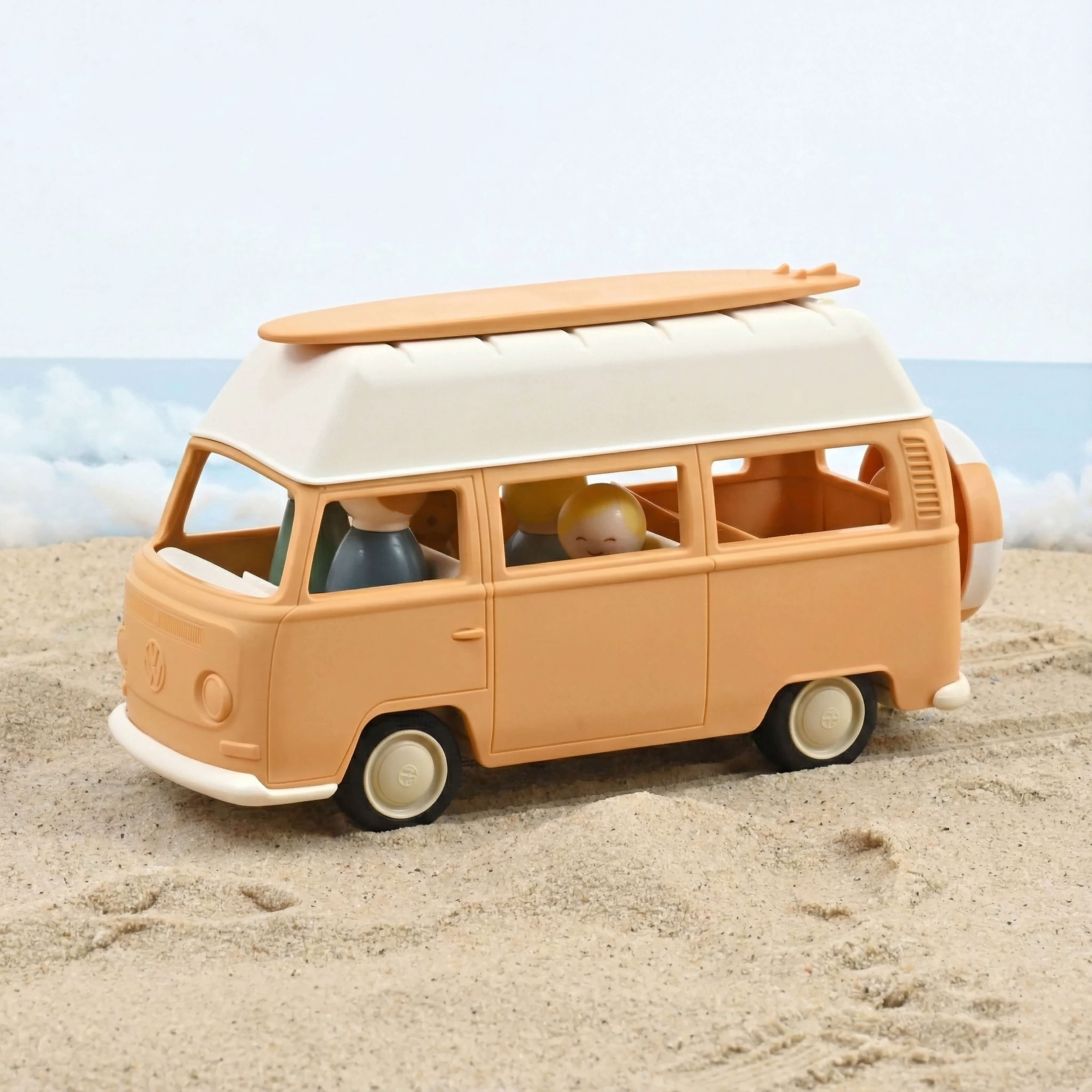 norev-volkswagen-combi-t2-giallo-plastigam-1-24-con-famiglia-e-accessori-mare image 2