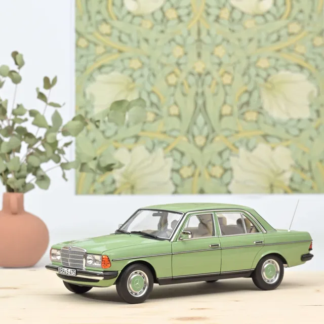 norev-mercedes-benz-200-1982-light-green-modellino-auto-1-18 image 1