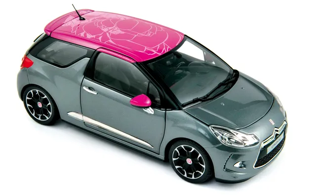 norev-citroen-ds3-2011-modellino-auto-1-18-grigio-thorium-e-fuchsia image 1