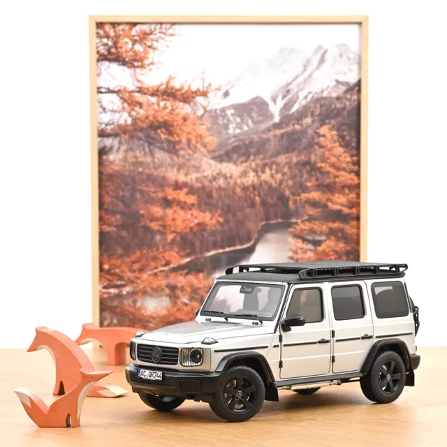 norev-mercedes-benz-classe-g-2024-w463-modellino-auto-1-18-argent-iridium image 1