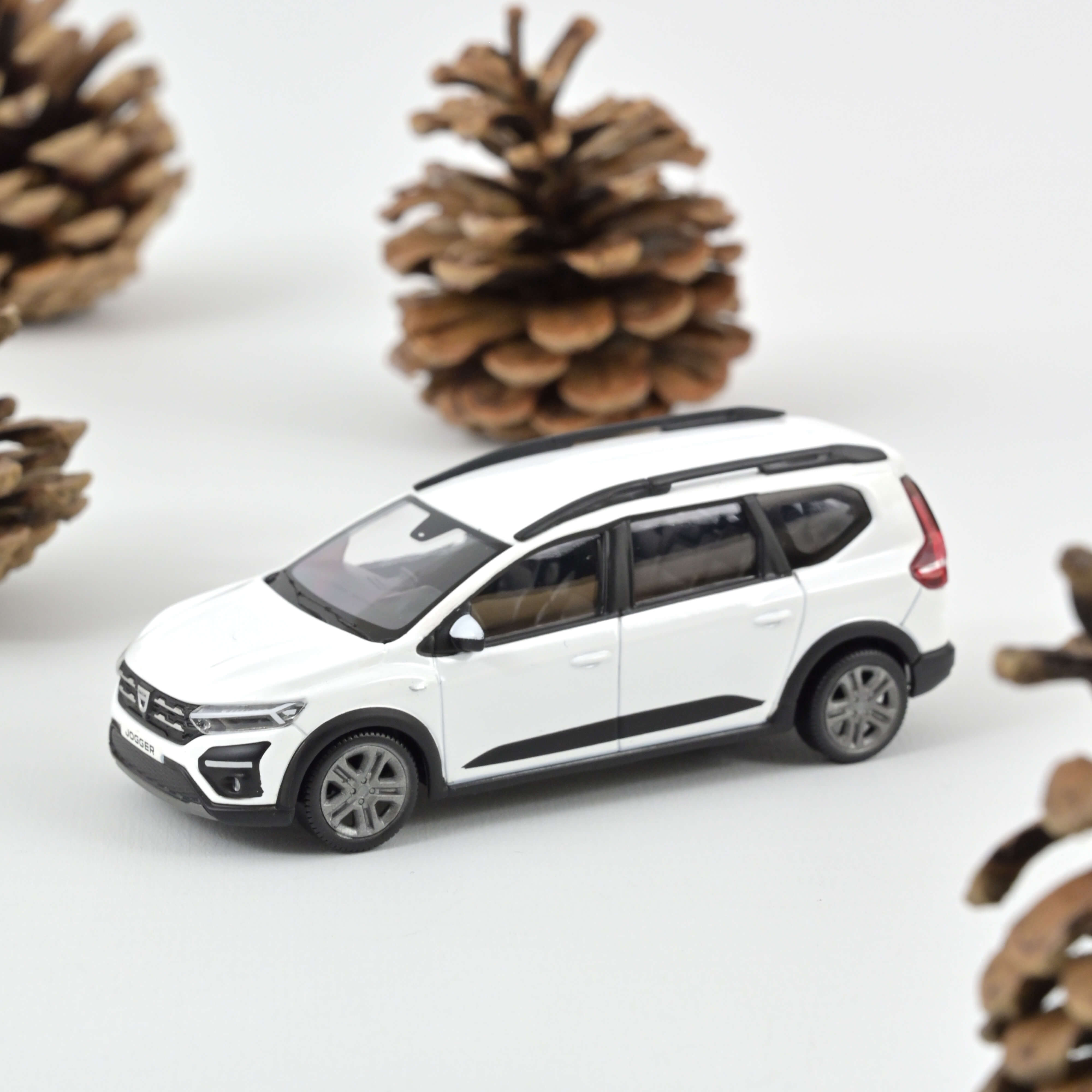 norev-dacia-jogger-2022-blanc-glacier-1-43 image 1