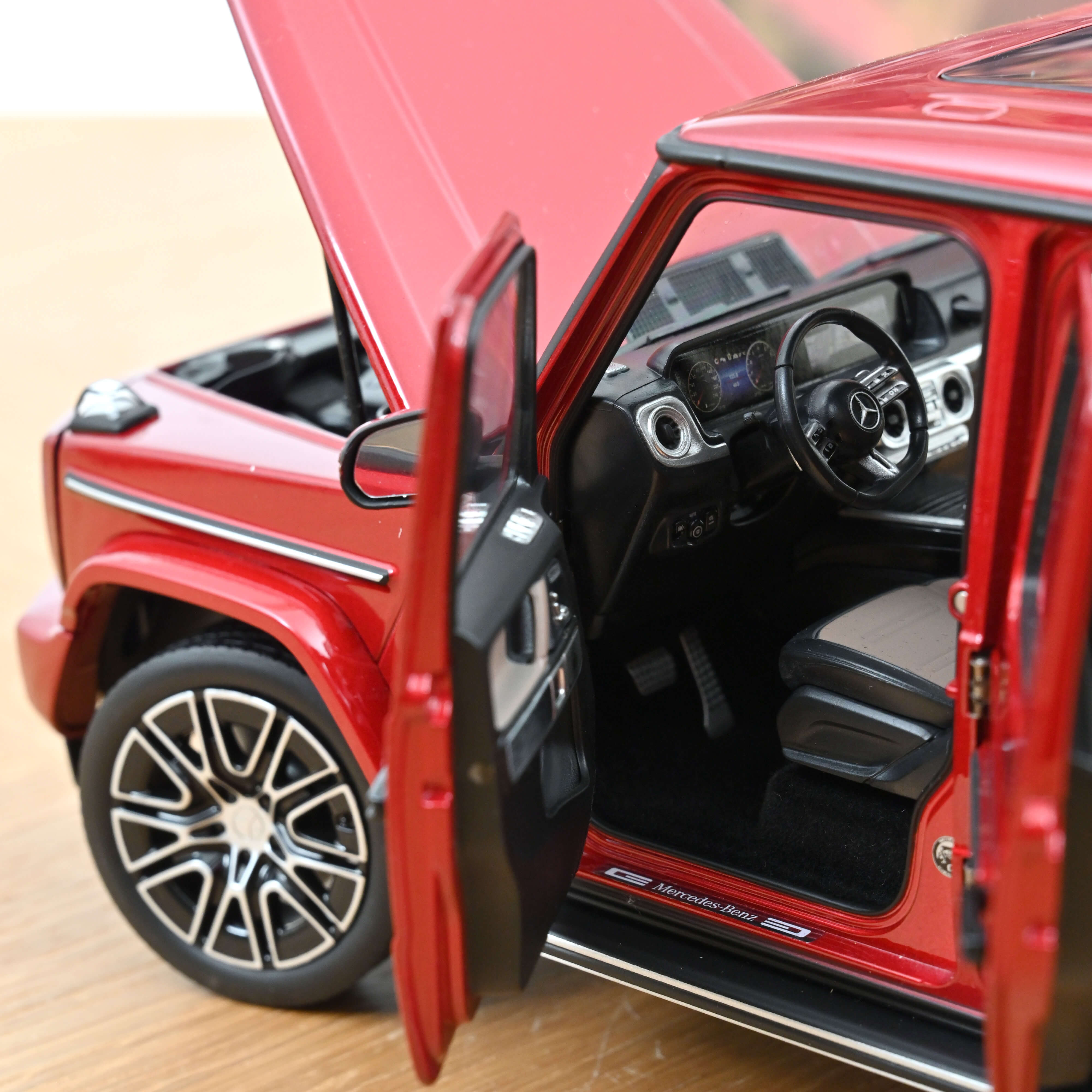 norev-mercedes-benz-classe-g-2024-1-18-modellino-auto-rosso-hyacinth image 5
