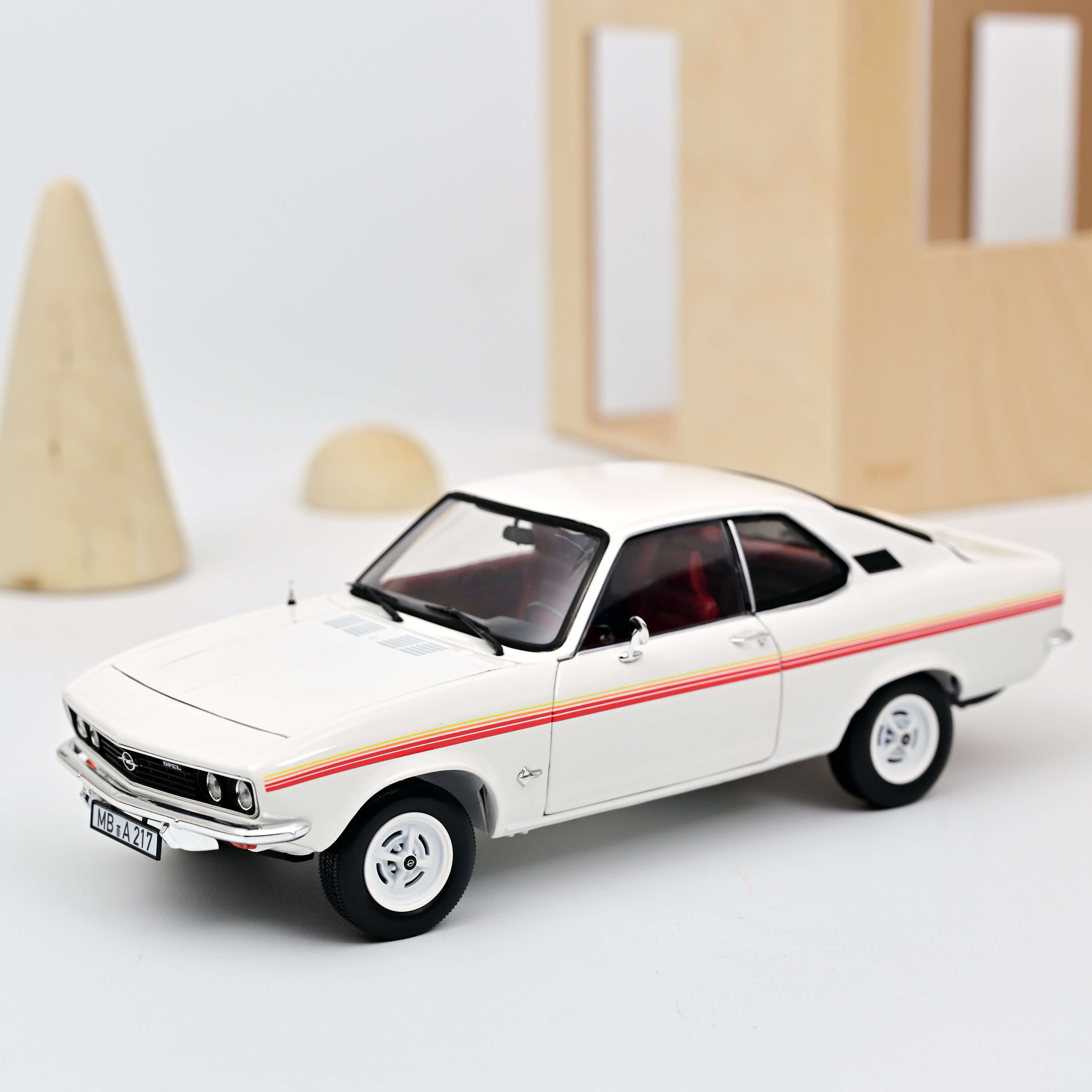 norev-opel-manta-swinger-1975-modellino-auto-1-18-bianco-2 image 1