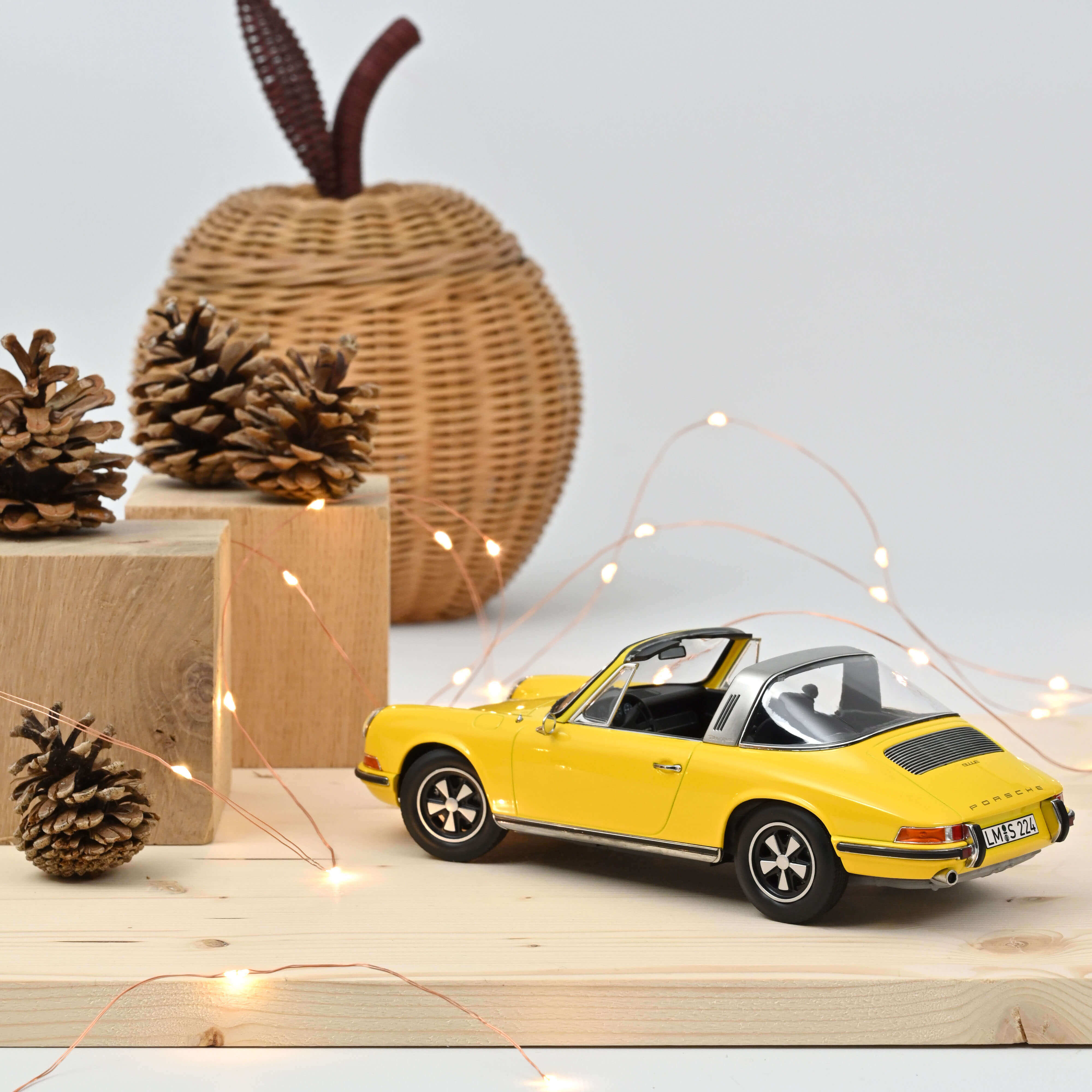norev-porsche-911-e-targa-1969-gialla-1-18 image 3