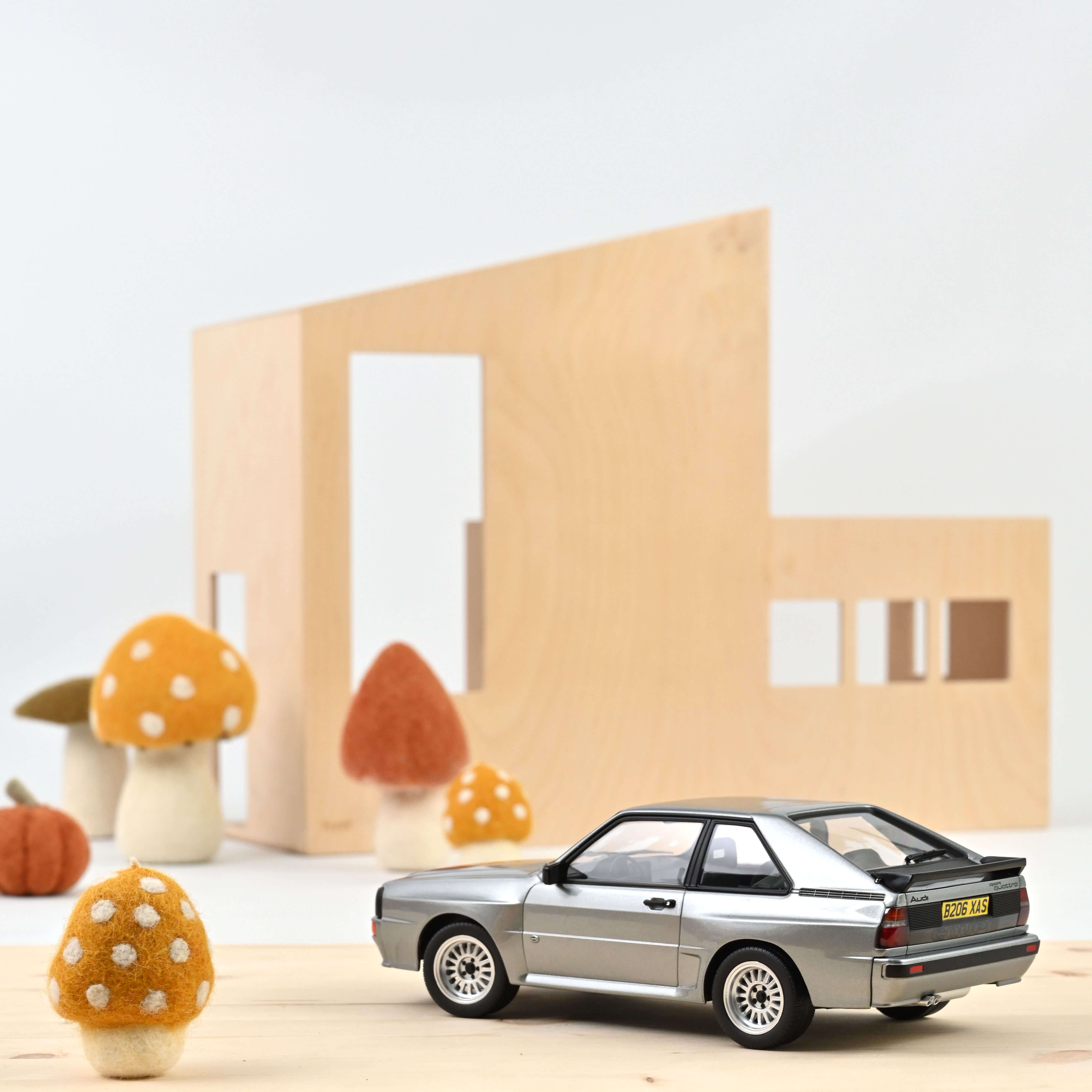 norev-audi-sport-quattro-1985-auto-da-collezione-1-18-grigio-metallizzato-300pcs image 2