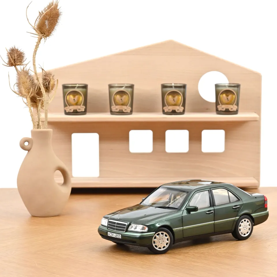 norev-mercedes-benz-classe-c-1993-modellino-1-18-verde-malachite image 1