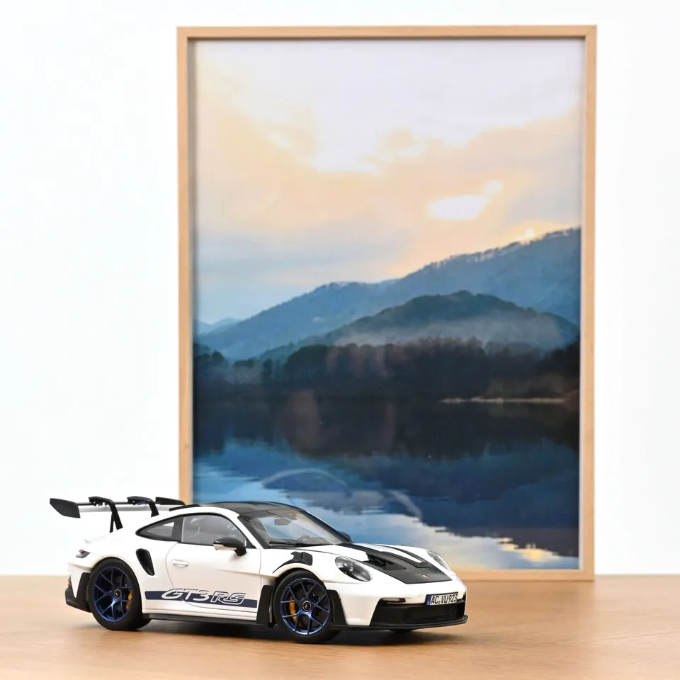 norev-porsche-911-gt3-rs-con-pacchetto-weissach-2022-1-18-modellino-die-cast-bia image 1
