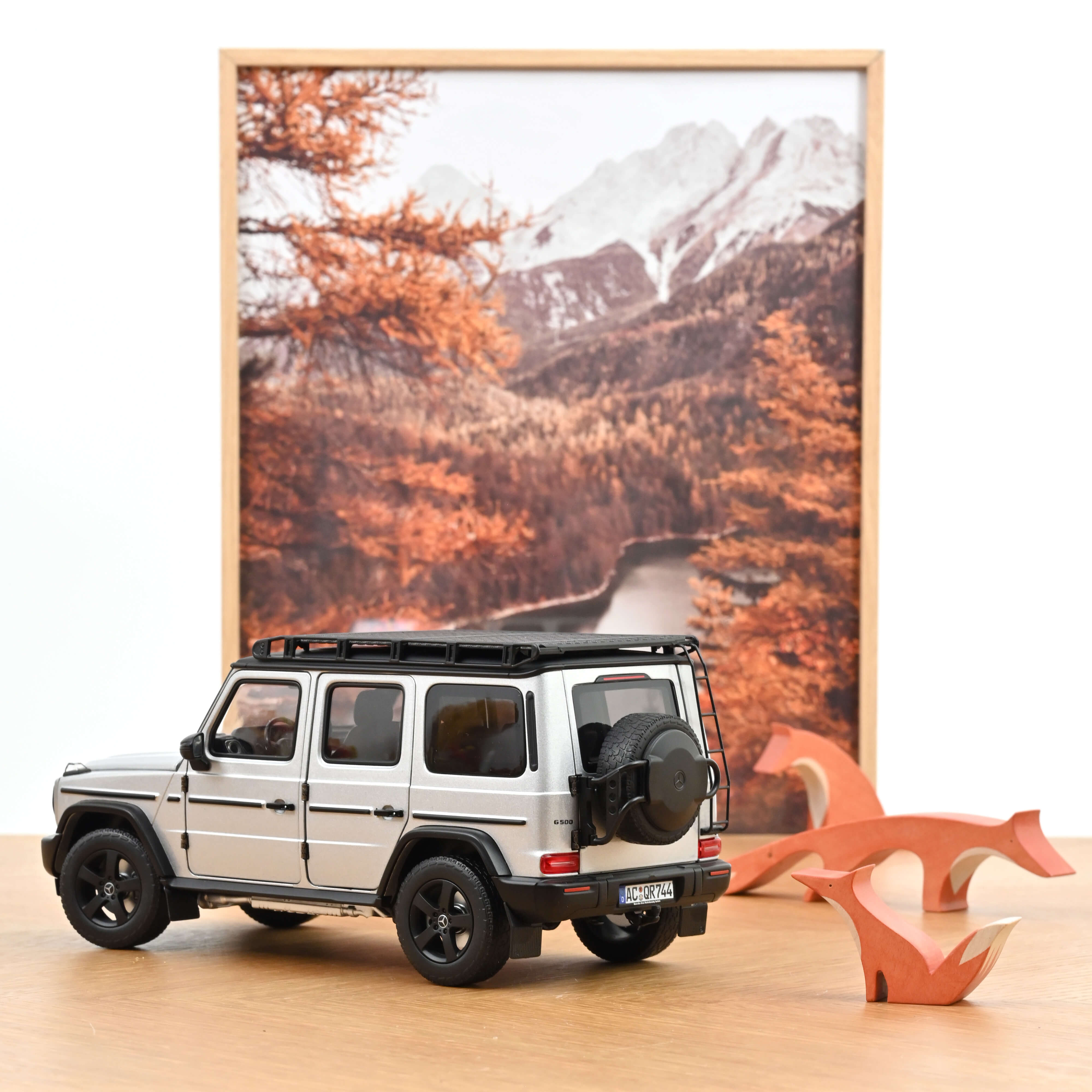 norev-mercedes-benz-classe-g-2024-w463-modellino-auto-1-18-argent-iridium image 3