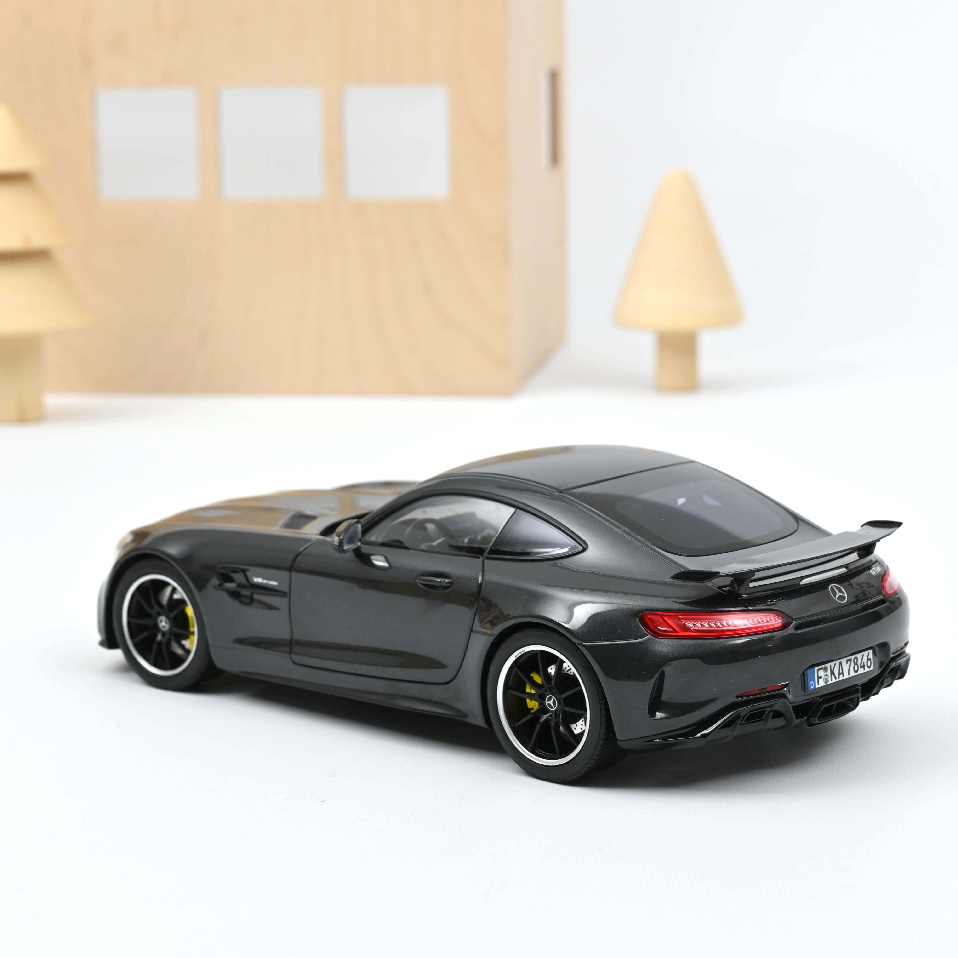 norev-mercedes-amg-gt-r-2019-grigio-scuro-metallizzato-1-18-2 image 3