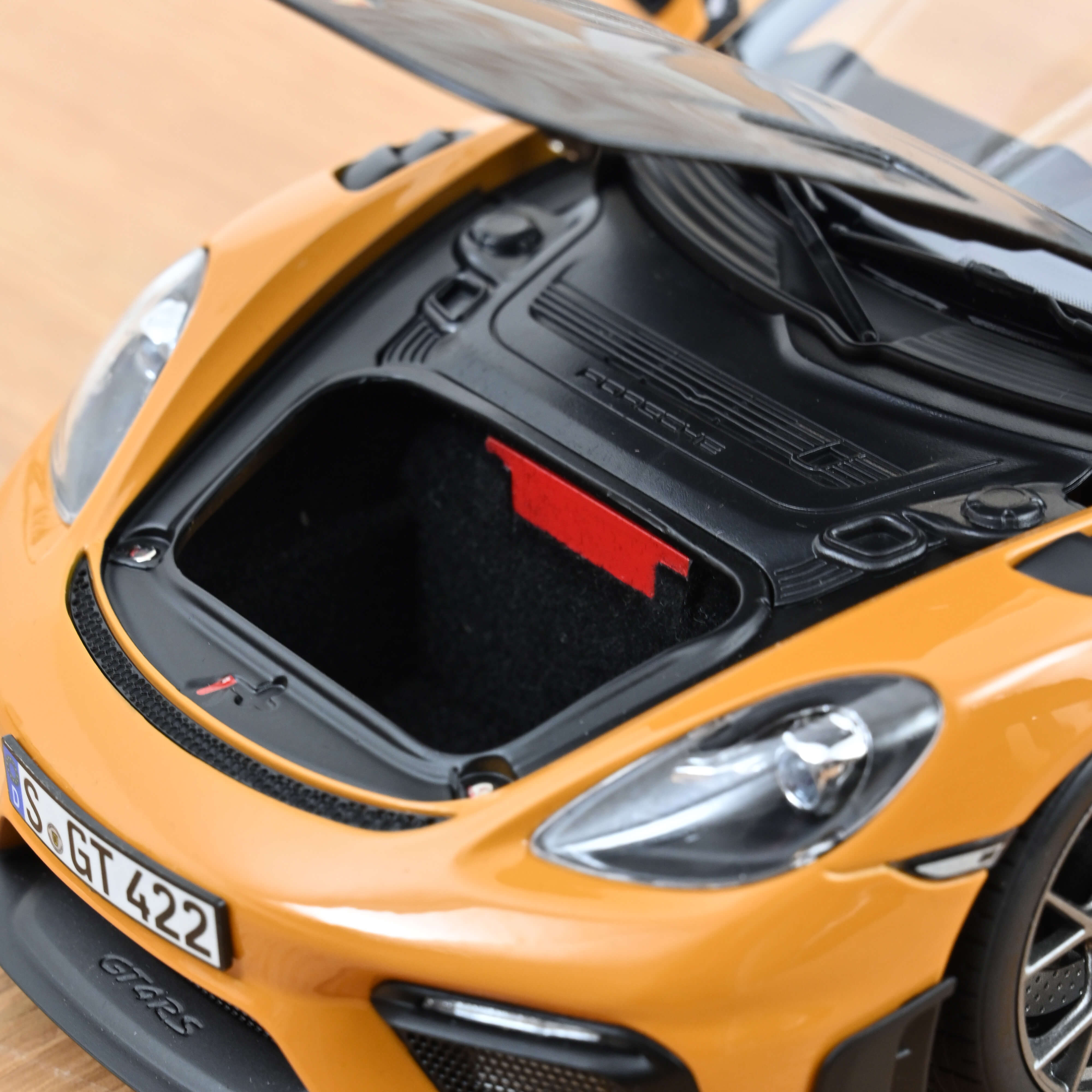 norev-porsche-cayman-gt4-rs-pack-weissach-2023-giallo-bahama-1-18-modellino-die- image 5