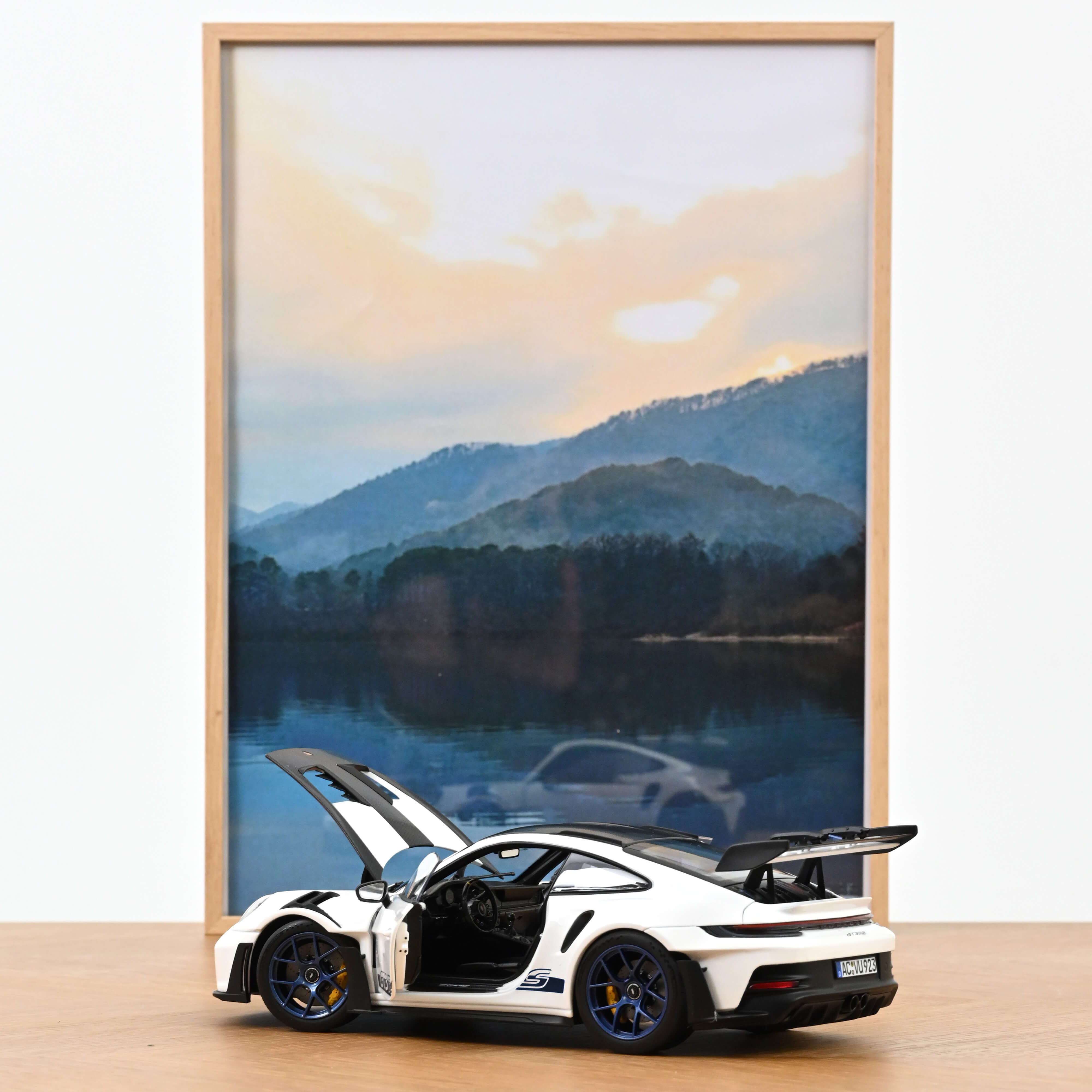 norev-porsche-911-gt3-rs-pack-weissach-2022-modellino-auto-1-18-bianco-blu-indac image 2