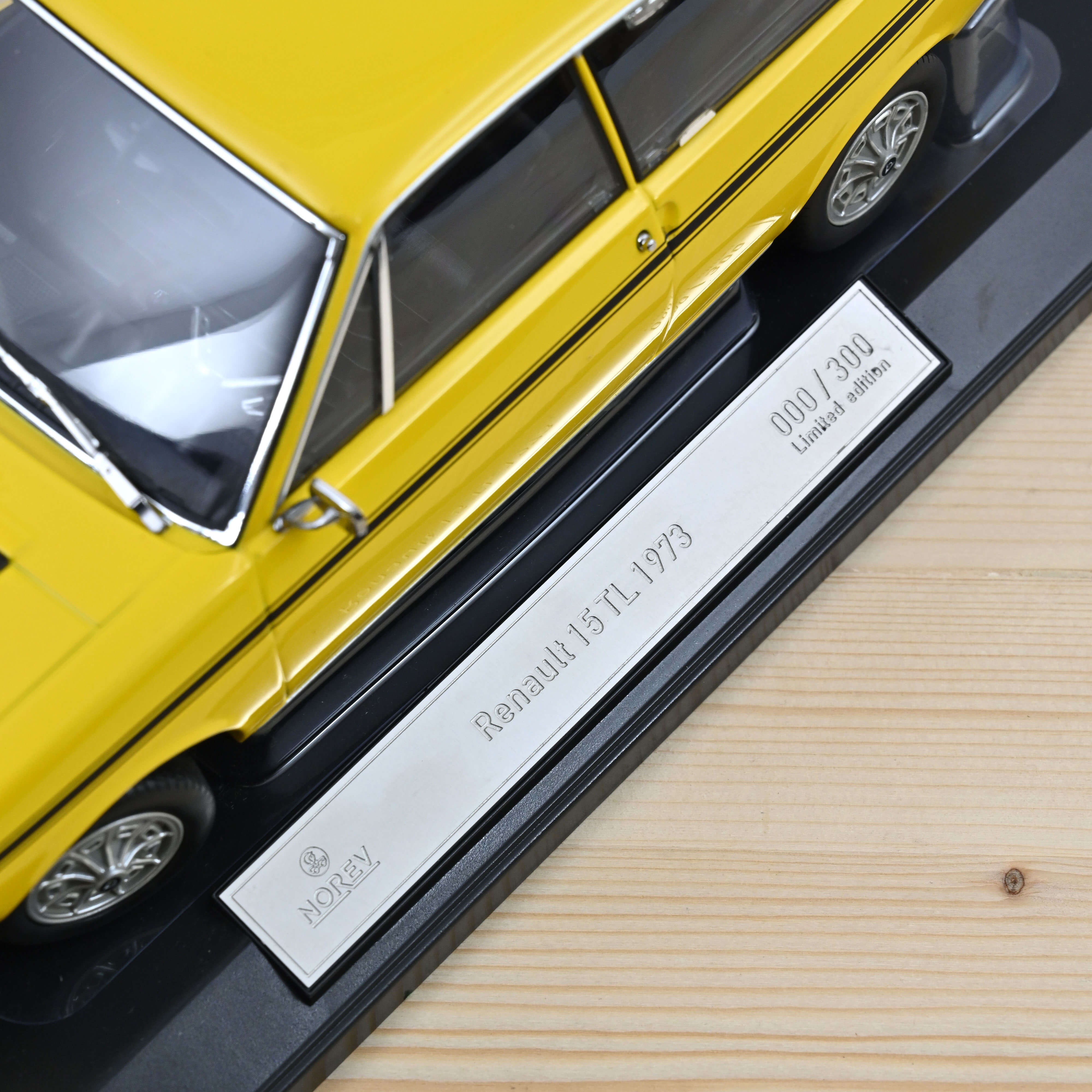 norev-renault-15-tl-1973-giallo-e-nero-1-18-300-pz image 3
