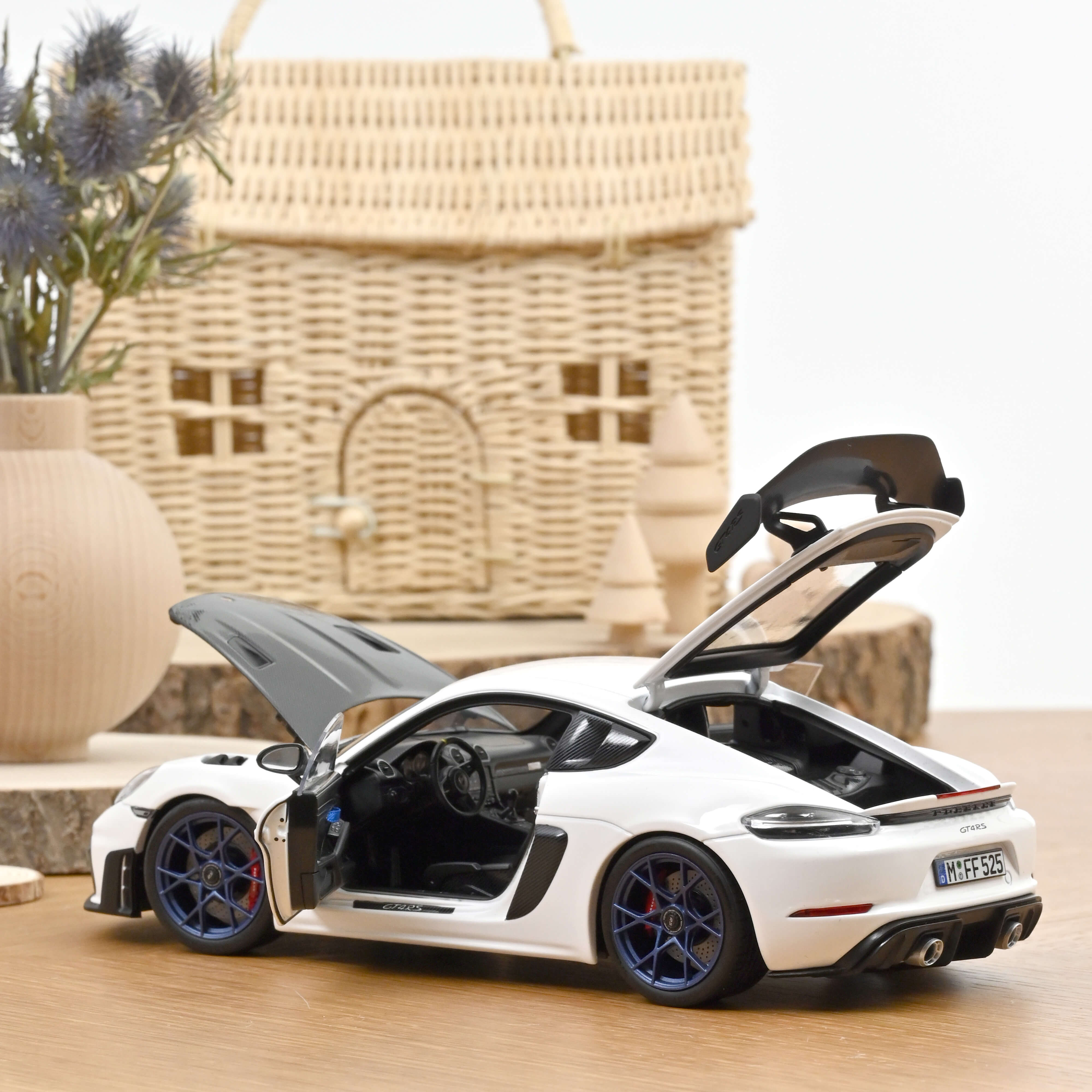 norev-porsche-cayman-gt4-rs-pack-weissach-2023-modellino-auto-1-18-bianco-edizio image 2