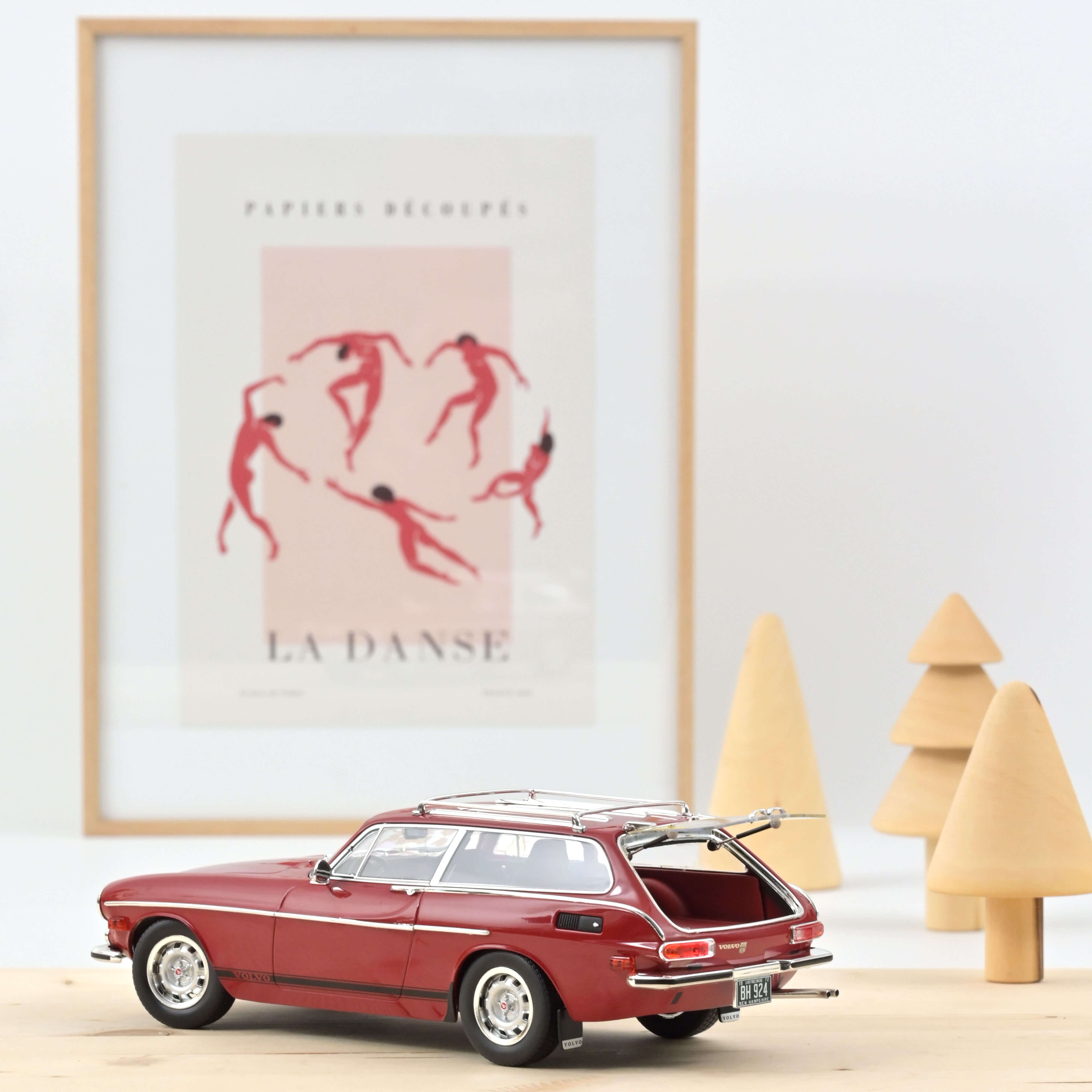 norev-volvo-1800-es-versione-us-1972-modellino-1-18-rosso-con-portapacchi image 2